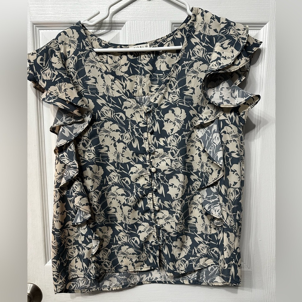 💛 Kori tank top. blue color with cream flowers. Size : medium